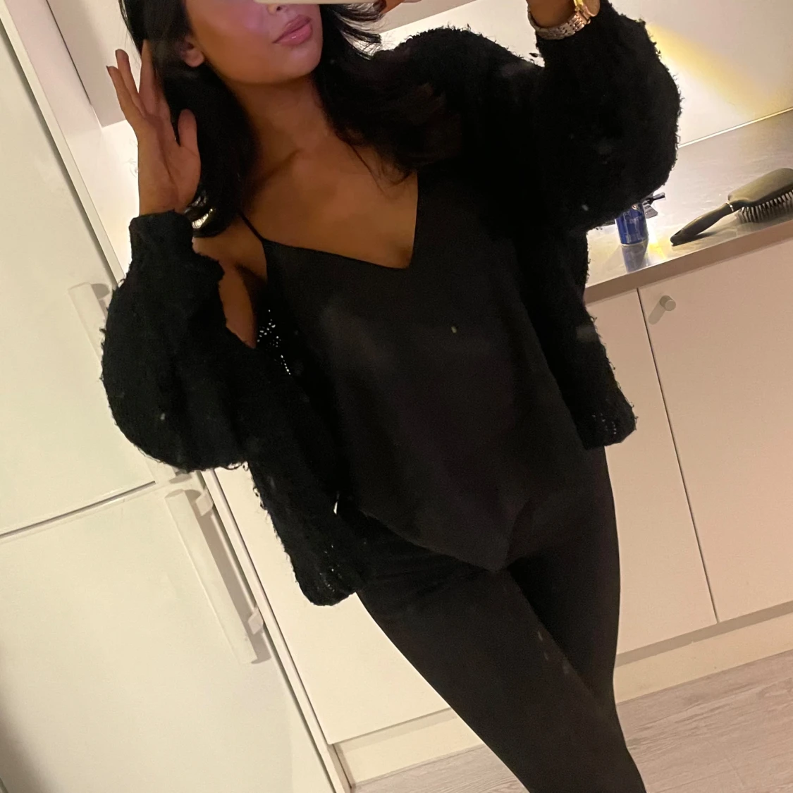 Svart satin linne med tunna axelband - 1