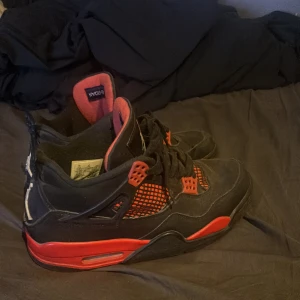 Jordan 4s - Säljer nu mina jordan 4s red thunder då dom inte kommer till användning längre. Har endast små skador på insidan, kan skicka bild privat eller diskutera pris!💗