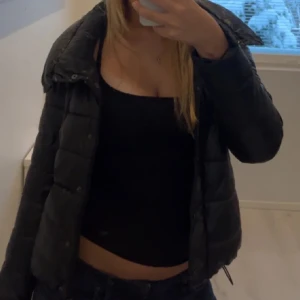 Svart jacka  - Säljer så fin vårjacka från amisu 💕