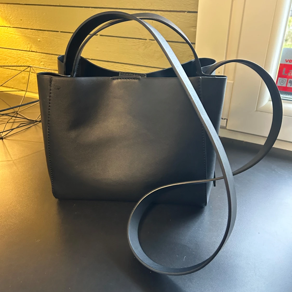 Svart axelväska  - 1