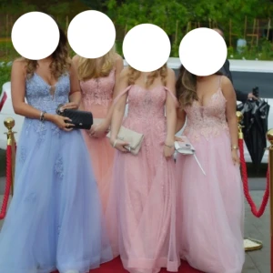 Rosa balklänning💕 - Säljer min fina rosa balklänning off shoulder axelband, klänningen är använd en gång och är i nyskick. Köpte den från jjs house för året för 2800kr💕💕 priset kan diskuteras😇