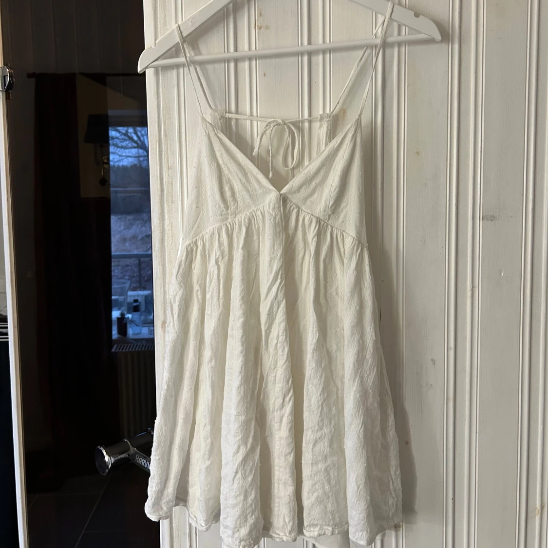 Vit ärmlös klänning