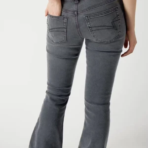 Grå bootcut jeans - Snygga grå bootcut jeans från junkjard storlek xs är riktigt fina! Skriv vid minsta lilla fundering 
