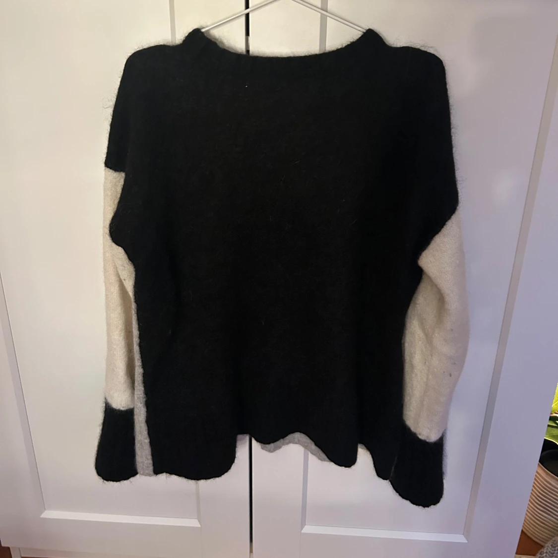 Grå och svart tröja med vita ärmar - 1