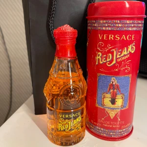 Versace Red Jeans Woman Eau de Toilette - Versace Red Jeans Woman är en Eau de Toilette i en elegant flaska med röd kork och detaljer. Se bild 2 för hur mycket som är kvar av 75ml! Använd gärna köp nu!🌸 (röda förpackningen parfymen kommer i har blivit lite tillknycklad på vissa ställen)