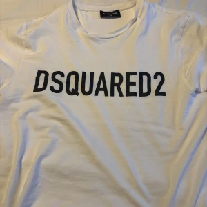 Dsquared2 T-shirt - Snygg tröja ifrån dsquared2. Använd ett fåtal gånger, inga skador eller fläckar, tröjan är i storlek 16 år och är köpt ifrån kidsbrandstore, nypris ligger på (~1000kr) priset är inte hugget i sten.   NYSKICK (10/10)