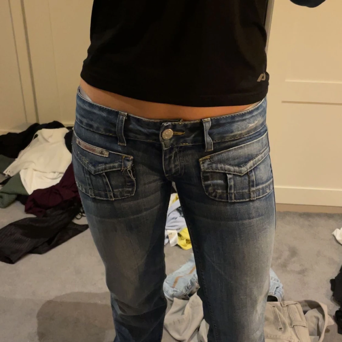 Blå jeans med fickdetaljer - 1