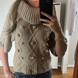 Beige stickad tröja med polokrage - Så snygg stickad tröja med krage. Storleken är M men passar även S. Betalning sker via Swish och det är bara att höra av sig om ni undrar något🩵