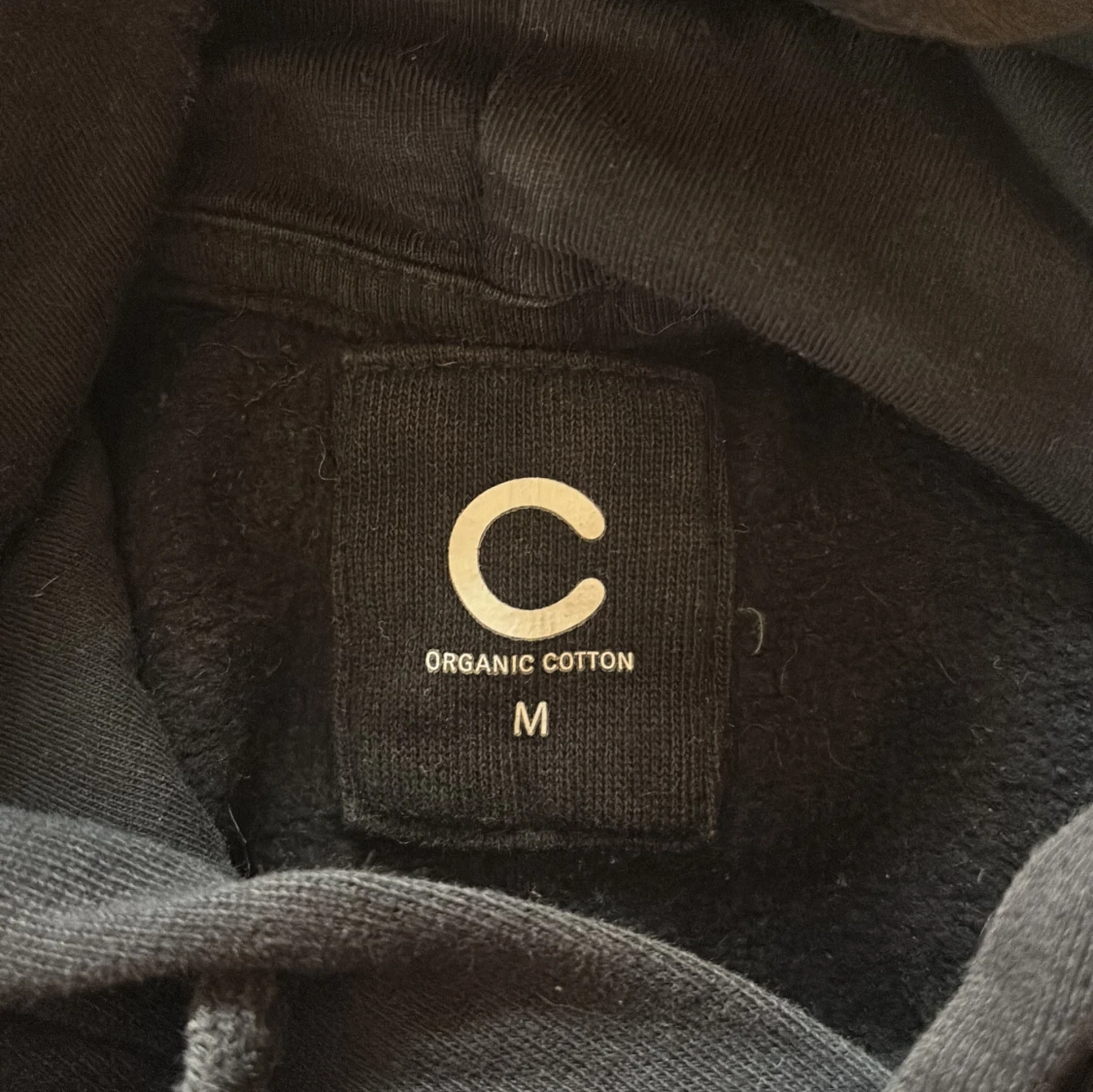 Svart hoodie i ekologisk bomull - 2