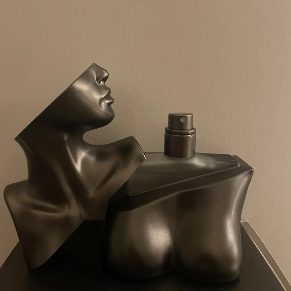 Billie eilish parfym i doften No.2 som jag aldrig har anvĂ€nt. Jag fick duo paketet i julklapp men gillade bara den ena. En ny flaska kostar runt 700kr.đ. Perfume.