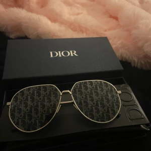 Solglasögon från Dior - Solglasögon från dior äkta såklart. Som nya använda en gång. Inga skador eller repor. För frågor skriv privat.