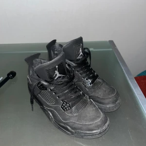 Jordan 4 Black Cats - Säljer min rätt använda black cats. Jätte sköna och snygga. Befintligt skick, saknar en innersula, tror det är rep!! lite smutsiga men går att tvätta 