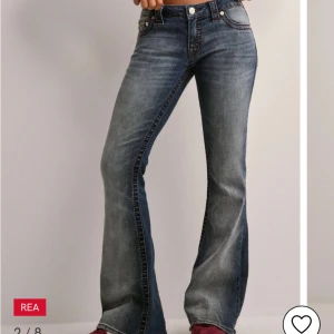True religion low rise bootcut jeans - Säljer mina true religion jeans i storlek W26 (som var för stora för mig) då jag nyss fick ett par i en storlek mindre. De är i väldigt bra skick förutom att de är lite slitna längs ned (se de 2 sista bilderna). De är slutsålda i nästan alla storlekar och originalpris är 1399kr. Pris kan diskuteras!!! Sitter jättefint på och det är mina favvo jeans :)