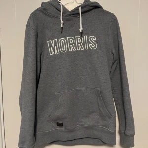 Morris Hoodie  - Grå Morris hoodie storlek M. Skick 9,5/10. En väldigt stilren och snygg hoodie perfekt till vinter och vår.