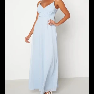 Ljusblå långklänning med spetsdetaljer - Säljer nu min balklänning, använd endast en kväll, nypris 499kr😍 köparen står för frakten! På andra bilden är baksidan av klänningen, lite orättvist ljus men på första bilden är färgen mest rättvis.