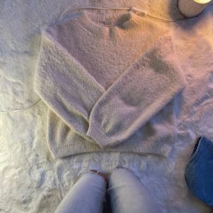 Vit fluffig tröja - Superskön vit fluffig tröja från Lindex. Storlek 146/152 på barn