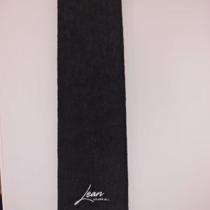 Svart handuk från Lean Brandings - Svart handuk från Lean Brandings. Perfekt för gymmet, golfrunda eller salsaklassen som kan fästas vid byxorna. Helt ny och oanvänd. Garderobsrensning så kika gärna på övriga auktioner.