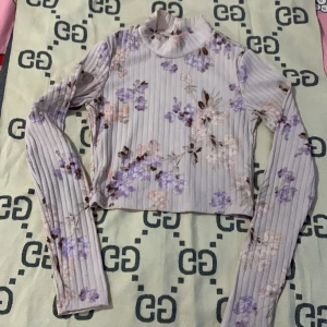 H&M Pink flower crop top  - Estetisk rosa och lavendel pastell nyans crop top, size s