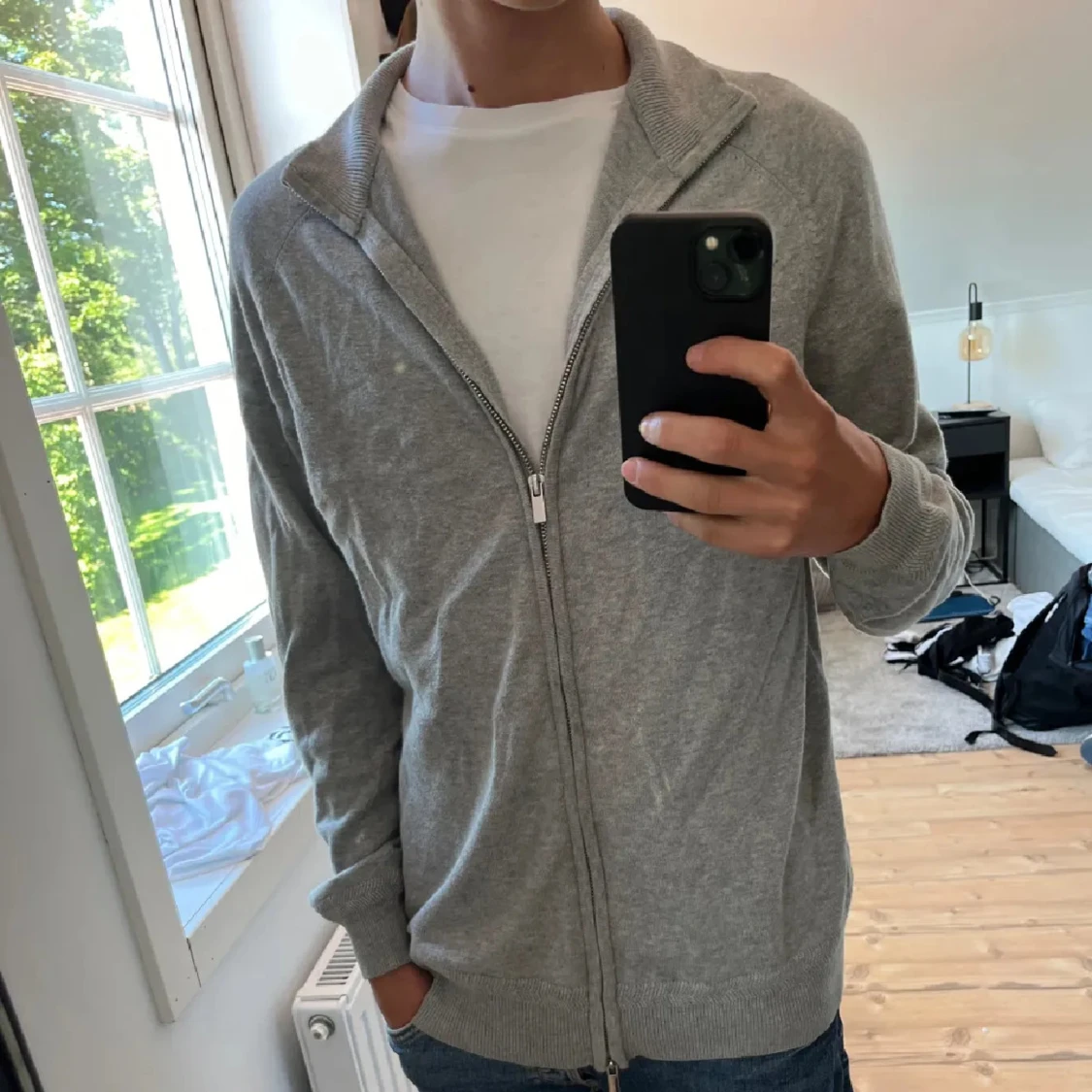 Grå kofta med dragkedja