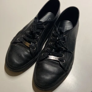 Svarta sneakers från Gucci - Feta läder skin Gucci skor. Bra skick har använts 5 gånger på fester matchar med kavaj och kostym passar även grish stil och har feta sulor 