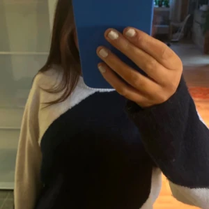 Gina young tjock tröja vit och svart  - Säljer en stilren svart och vit tröja med lång ärm.  Knappt använd köpt för 230kr 