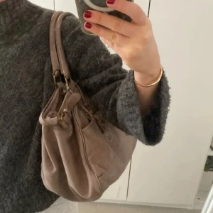 Beige axelväska från Vanessa Bruno - Vanessa Bruno väska! Bra skick och rymlig nog att ha dator i!