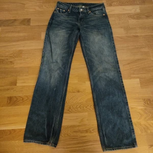 Blå lowcut straight jeans  - Snygga blå jeans från Weekday. Storlek 26/34