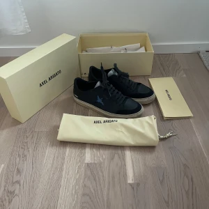 Axel Arigato skor - Axel Arigatos | navy | strl 43 passar 42-42,5 | allt og medkommer | fler bilder går att fixa