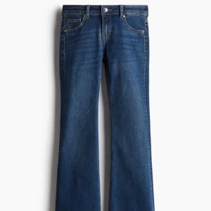 Blåa Low waist bootcut jeans - Snygga blå bootcut jeans med låg midja. SLUTSÅLDA och är i nyskick! 