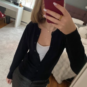 Svart kofta med knappar - Superfin mörkblå kofta!!💕