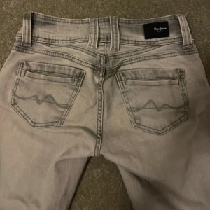 Grå pepe jeans  - Fina passar 160cm ish. Storlek 26/30