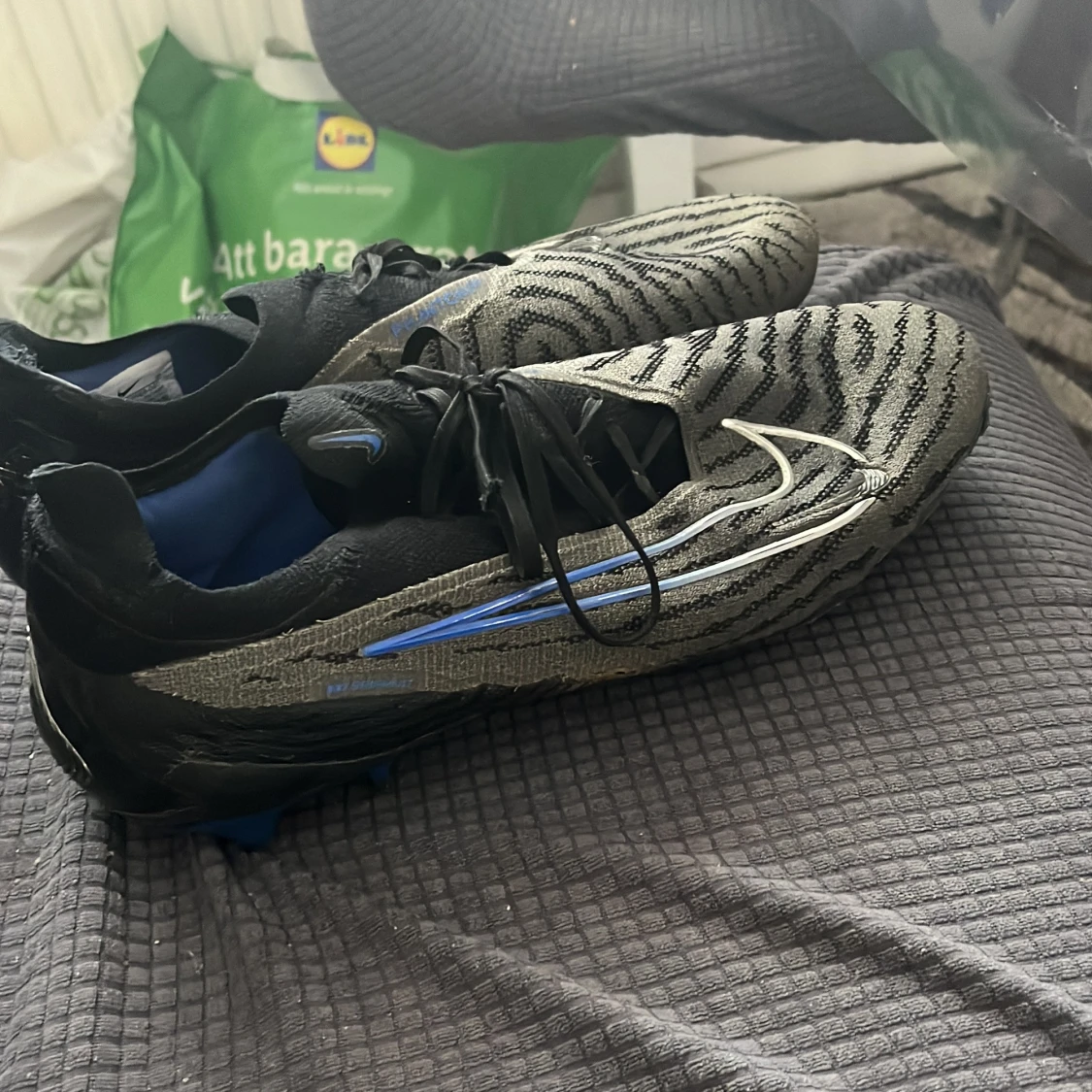 Nike fotbollsskor med zebramönster - 1