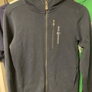 Mörkblå hoodie från Sail Racing - Säljer en mörkblå hoodie från Sail Racing.