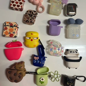 Fodral till airpods/ hörlurar.  - Fina skal med olika mönster. Några är inte alls använda. Alla för 120 eller 1 för 15. Kan gå ner i pris vid flera köp🤝💕