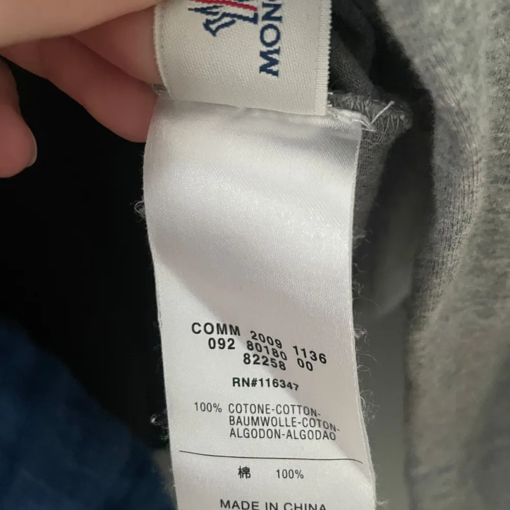 Säljer nu denna feta tröja från moncler eftersom jag växt ur den. Den är i storlek S men passar som xs. Självklart äkta💫Det är en lite gammlare modell så den har certilogo, skick 9/10 inga defekter eller skavanker. Priset är ej hugget i sten 🪨 Hör av er om ni har några frågor! Mvh, herkus. Neuletakit & Villapaidat.