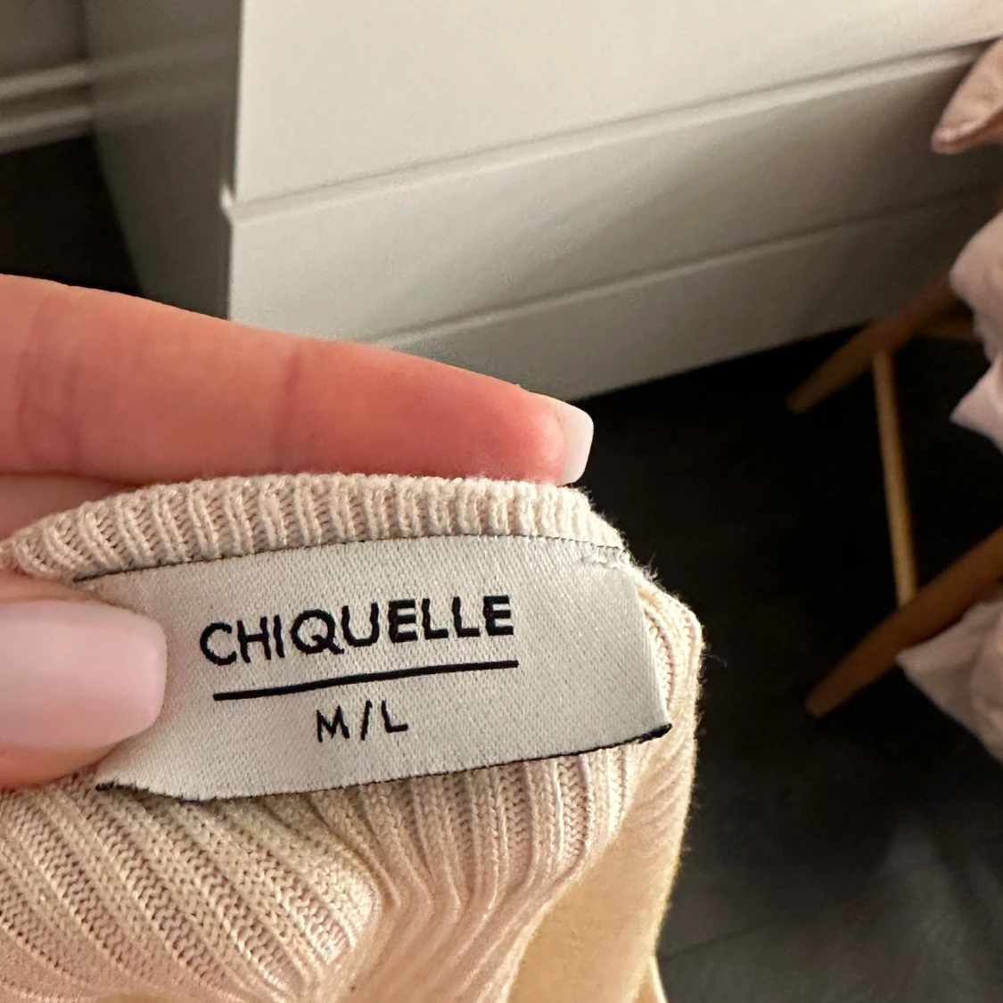 Beige ribbad klänning från Chiquelle - 1