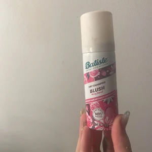 Batiste Blush Torrschampo - Batiste Blush torrschampo med en flirtig och blommig doft. Perfekt för att fräscha upp håret mellan tvättar och ge volym utan att använda vatten. Kommer i en praktisk sprayflaska.