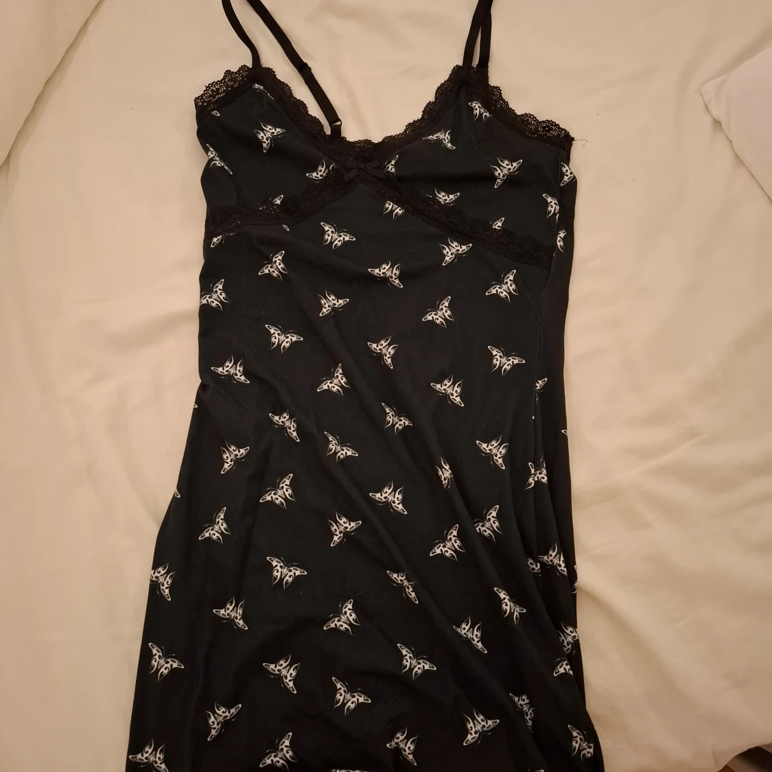 Svart body con klänning med fjärilsmönster - 1