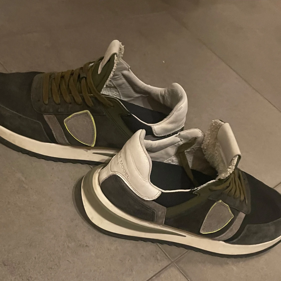 PHILIPPE MODEL TRAINERS - 2