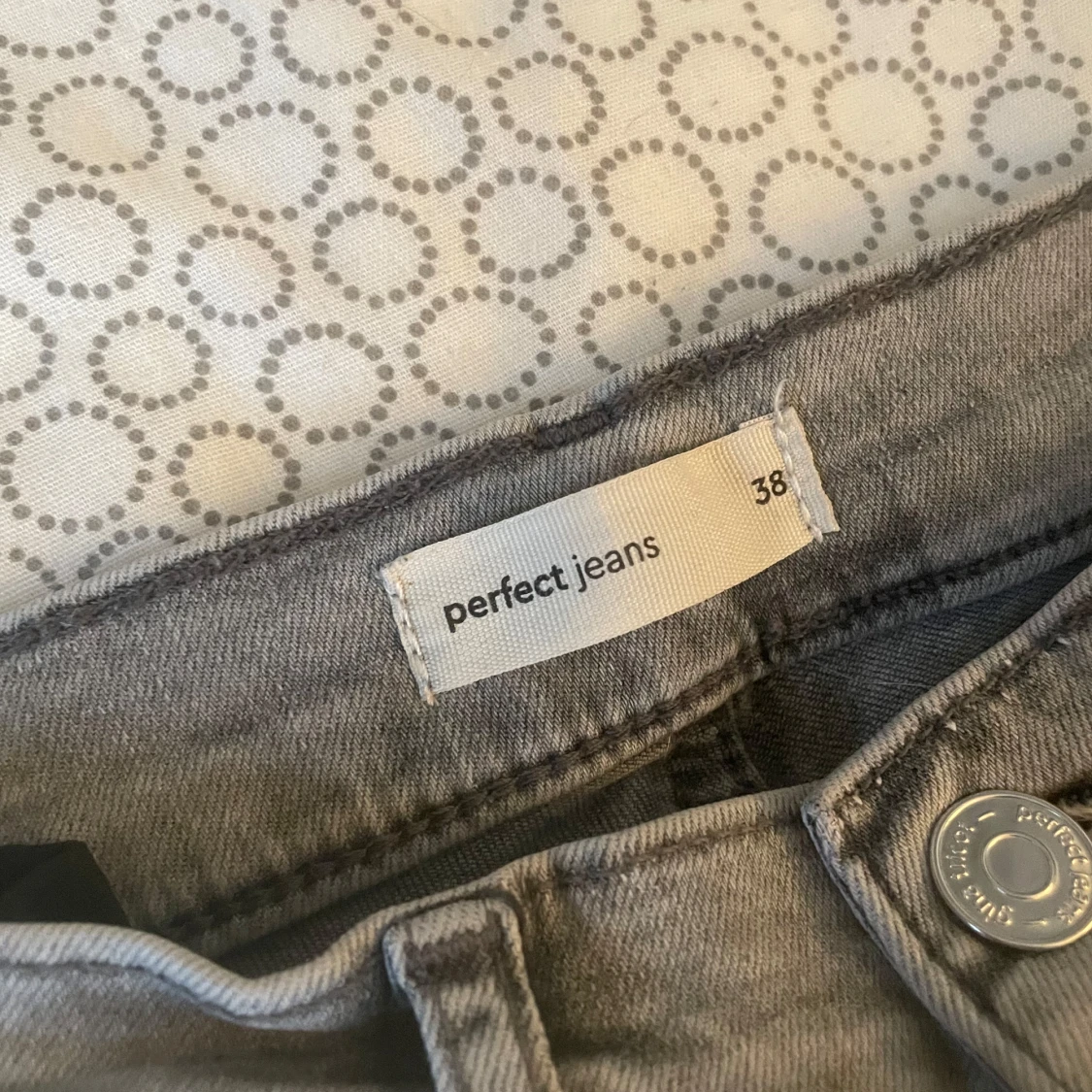 Grå bootcut jeans från Gina Tricot - 2