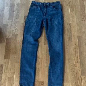 Blå jeans från Acne - 30/34 Snygga blå jeans från Acne. Slim passform. Helt fel fria