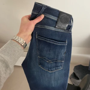Replay anbass - Tjenare säljer dessa replay jeans med en sjukt fet wash då de ej kommer till användning numera! Inga defekter. Kan såklart gå ner i pris så skicka vid frågor och/eller funderingar mvh ville✨