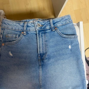 Jeans kjol  - Jeans kjol från bershka. Den är använd ett par gånger men är i jätte bra skick. I storlek 3/. Skriv vid frågor 