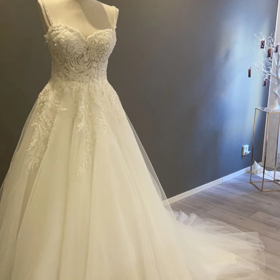 Vit brudklänning med spetsdetaljer