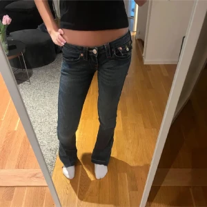 Lågmidjade true religion jeans  - Bilderna är från tjejen jag köpte de ifrån! Mått 38cm i midjan och  77 cm innerbenslängden! De är super lågmidjade och sydda i benen som syns på bilden!