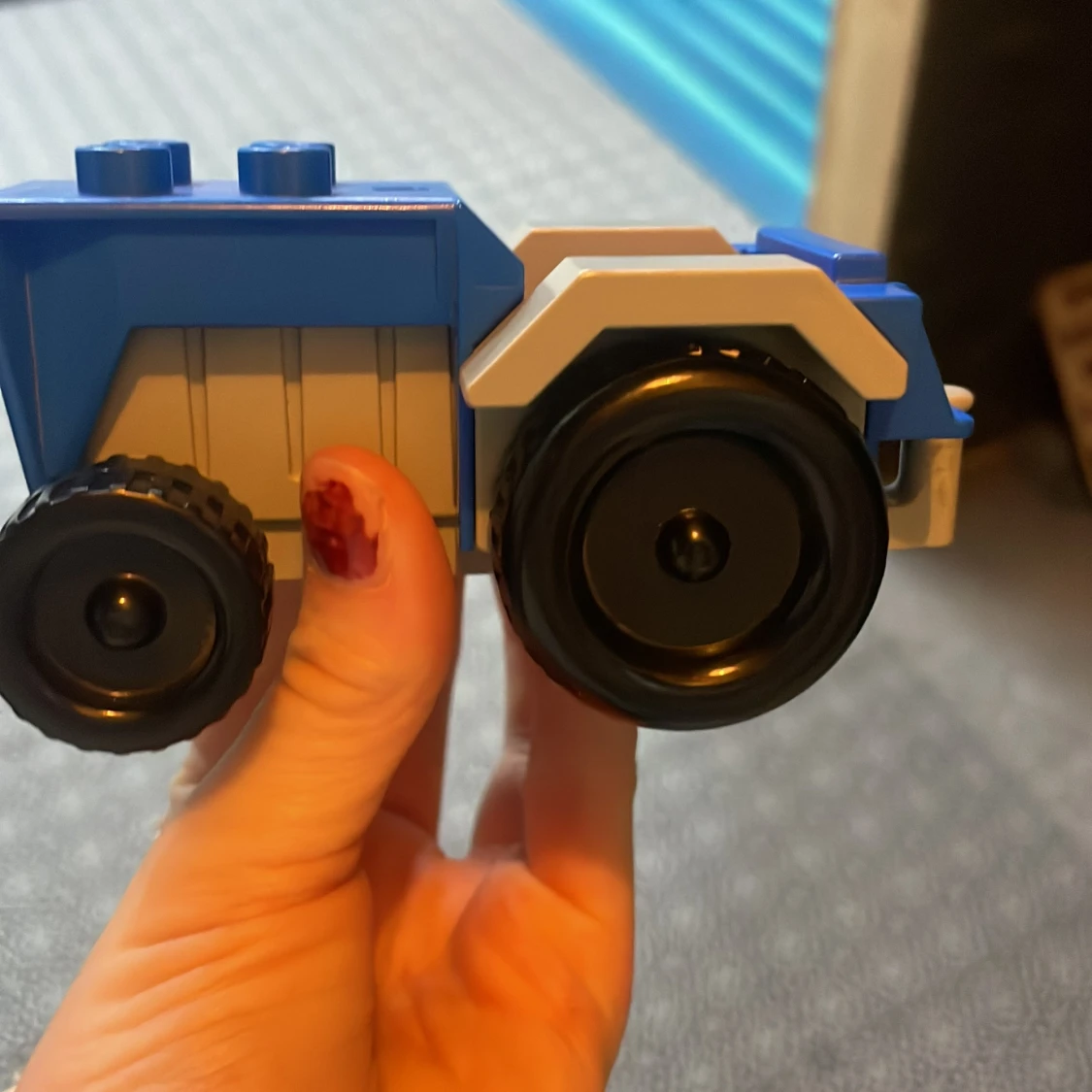 Blå och grå leksakstraktor - 3