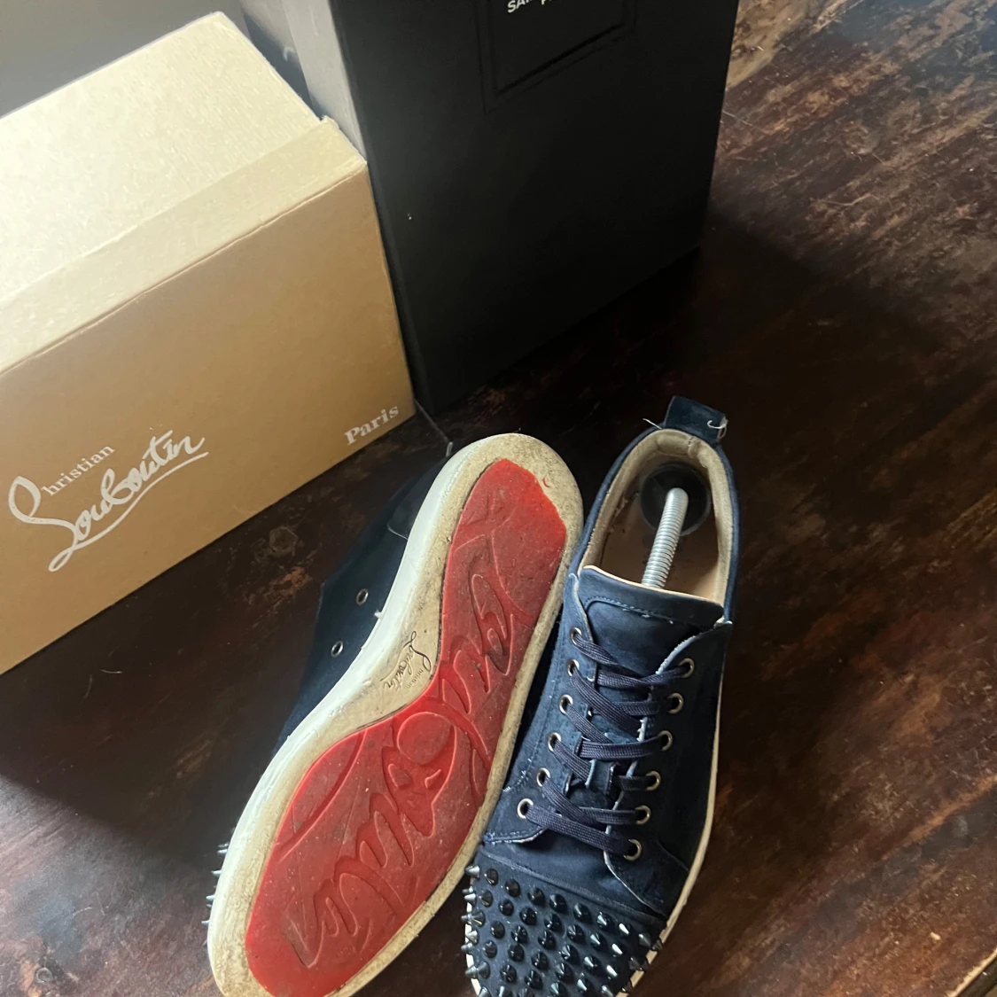 Blåa sneakers med nitar från Christian Louboutin - 4