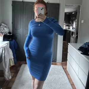 Blå klänning med öppen rygg - Helt ny oanvänd klänning ifrån Nelly! Storlek M! 