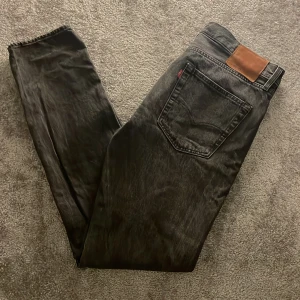 Levi's jeans 501 - Tja säljer ett par riktigt schyssta Levi's jeans 501 i färgen mörkgrå. Storlek W33 L34, Skick, riktigt bra. Hör av er vid minsta lilla fråga eller fundering:) 