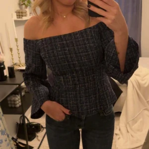 Blå offshoulder topp från Zara - Snygg blå offshoulder topp från Zara